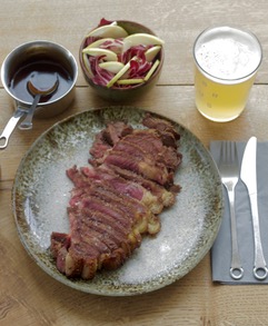 Koji mariniertes Dry aged Steak mit Radicchio-Nashi-Birnen-Salat und Madeira-Sauce, dazu passt ein cremiges Ale