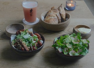 Koreanische Chicken-Wings und Romesco-Salat mit Buttermilch-Dressing, dazu passt ein Kesselbier