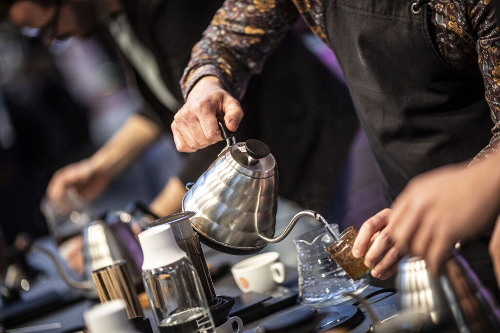 ExpertInnen vermitteln Spezialwissen zu Kaffee und Konditorenhandwerk. Die Kaffee-Halle wird um Vending-Automatenlösungen ergänzt.