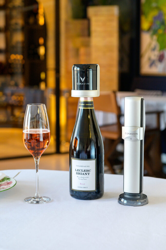 Mit Coravin Sparkling bleibt jeder Schluck prickelnd, egal ob
beim ersten Glas oder bis zur letzten Perle.