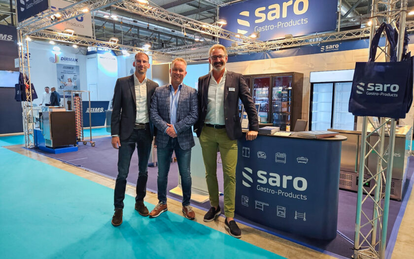 Auf der INTERNORGA präsentiert Saro Gastro-Products seine Highlights aus dem aktuellen Sortiment. Das Portfolio deckt den kompletten Bedarfsbereich für Foodservice und HORECA ab. Das Team um Vertriebsleiter Clemens Hardering lädt zum Besuch am modernisierten Messestand in Halle B6, Stand 121 ein. (v.l.n.r. Clemens Hardering, Pieter Derksen, Tonnie Cornielje)